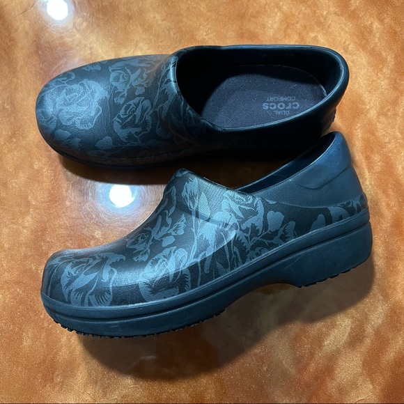 Crocs Neria Pro II Clogs Black Silver Flowers Slip Resistant size 6 - Picture 1 of 8